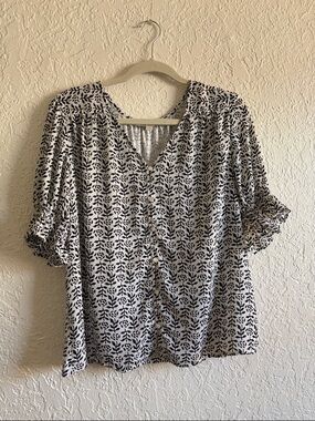 LOFT Black and White Printed V-Neck Button Blouse